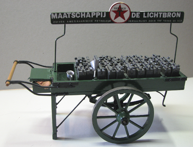 862246 Afbeelding van een schaalmodel van een oliekar van 'Maatschappij de Lichtbron', uit de collectie van het ...